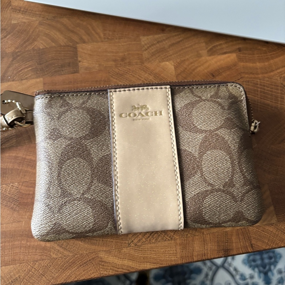 Corner Zip Wristlet In Signature Canvas - Brown/Tan